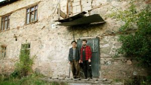 100 yıllık tarihi evin duvarından indirilmeyen 49 yıllık resim