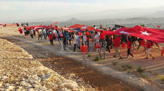 3 kilometre yürüyüp dağ yamacındaki dünyanın en büyüğüne ulaştılar