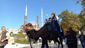 Gelin ve damat hamama deveyle geldi