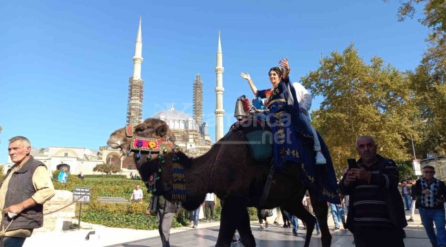 Gelin ve damat hamama deveyle geldi