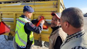 Jandarma trafik traktör römorklarına üçgen reflektör taktı