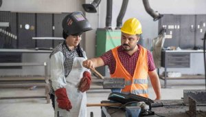 Kadın kaynakçı göz dolduruyor