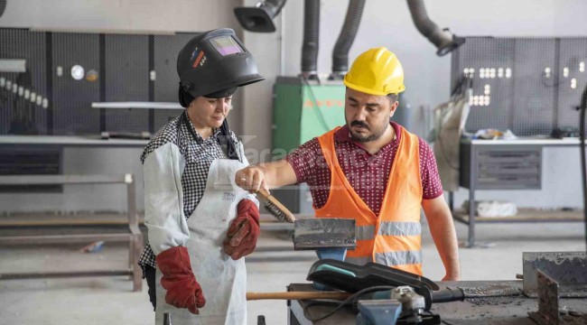 Kadın kaynakçı göz dolduruyor