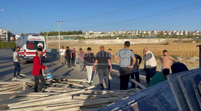 Karaman'da inşaat kalıbı yüklü kamyonet devrildi: 2 yaralı