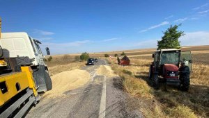 Traktör devrildi, römorktaki arpa yola saçıldı