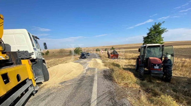 Traktör devrildi, römorktaki arpa yola saçıldı