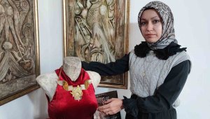 Bu motifler meşhur camiden: ''Methinde diller kısır, kalem kırıktır''