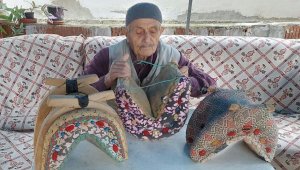 Dükkanı kapattı ancak mesleğinden kopamadı, evinde yapıyor