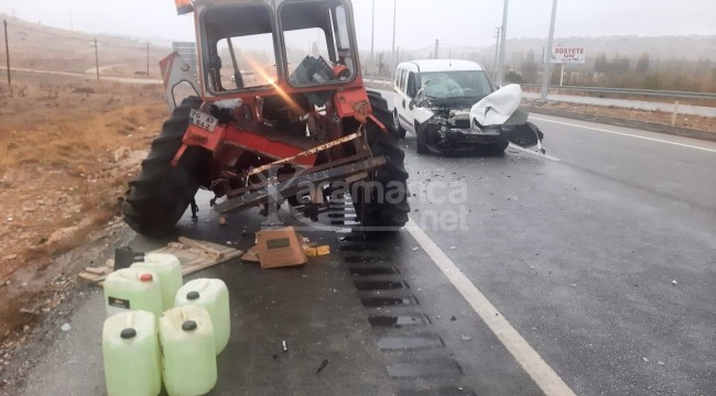 Hafif ticari araç traktöre arkadan çarptı: 2 yaralı