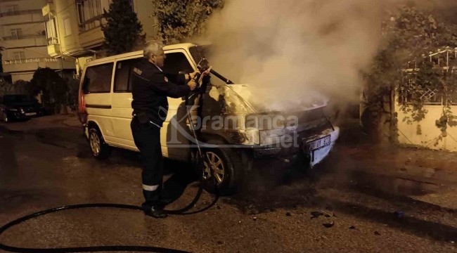 Karaman'da park halindeki minibüs yandı