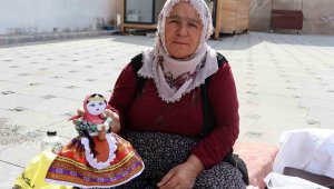 Kızına yaptığı bebek 60 yıldır mahallelinin geçim kapısı oldu