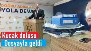 Kürsüye kucak dolusu dosyayla geldi