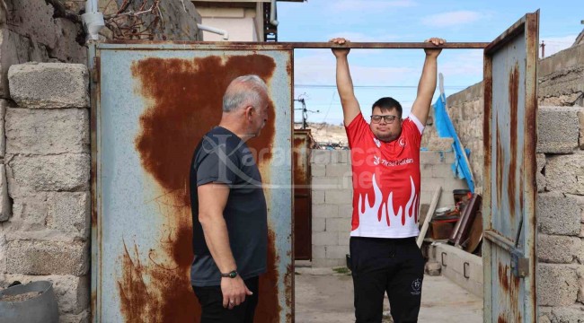 Öğretmenin kürek sapıyla çalıştırdığı Ramazan, ciritte dünya 2.'si oldu