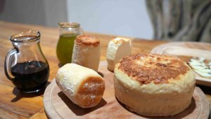 Önce güneşte sonra ise günlerce rüzgarda bekletilerek hazırlanıyor