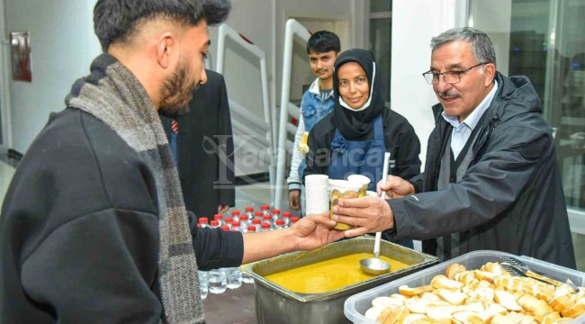 Rektör Gavgalı, sınavlara hazırlanan öğrencilere çorba ikram etti