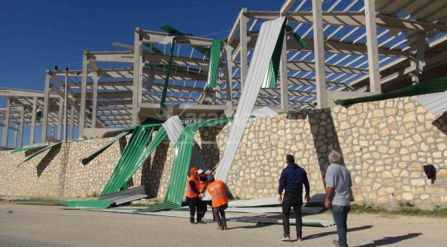Silifke'de şiddetli rüzgar fabrika inşaatı çatısını uçurdu