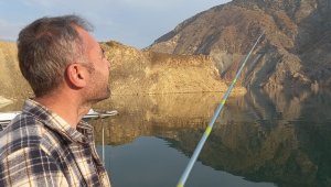 Sular altında kalan ilçede oltayla balık tutulmaya başlandı