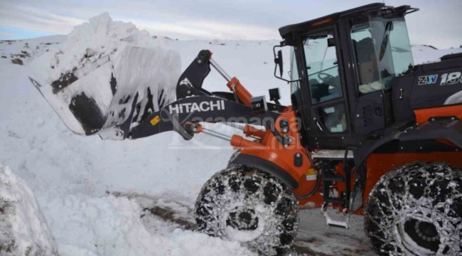 Bölgede kar kalınlığı 2 metreyi aşınca ekipler seferber oldu