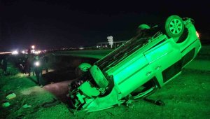 Hafif ticari araç takla attı: 2 yaralı