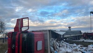 Karapınar'da kamyon ile tır çarpıştı: 2 yaralı