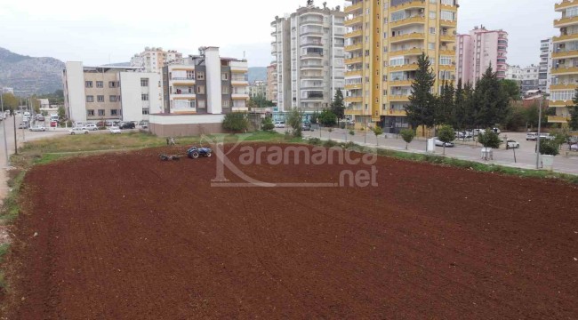 Lüks apartmanların arasında kalan araziyi milyonlara vermiyor