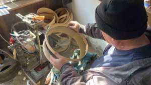 Mesleğin son ustalarından, gürgen ağacından yapılıyor