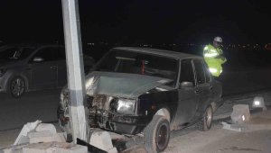 Otomobil aydınlatma direğine çarptı: 1 yaralı