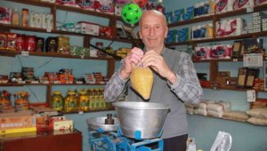 Tam 52 yıllık dükkanı ayakta tutmaya çalışıyor