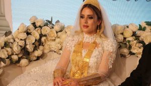 Yok böyle düğün, deste deste saçılan paraları 5 kişi topladı