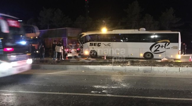 Yolcu otobüsü tıra çarptı: 11 yaralı