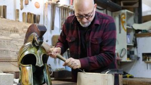 3 yıl bekletilmiş ıhlamur ağacından yapıyor, ürettiklerini Avrupa'ya satıyor