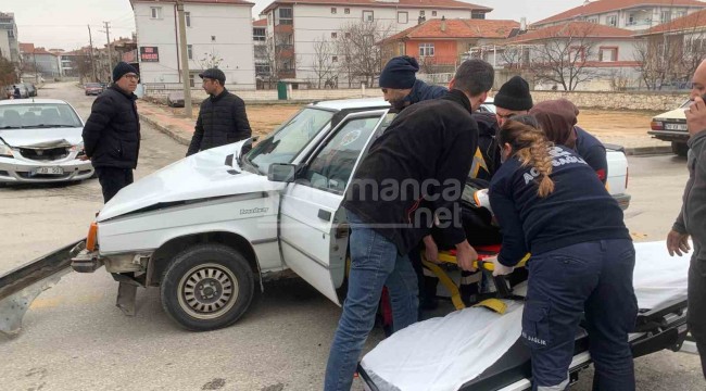 Karaman'da 2 otomobil çarpıştı: 1 yaralı
