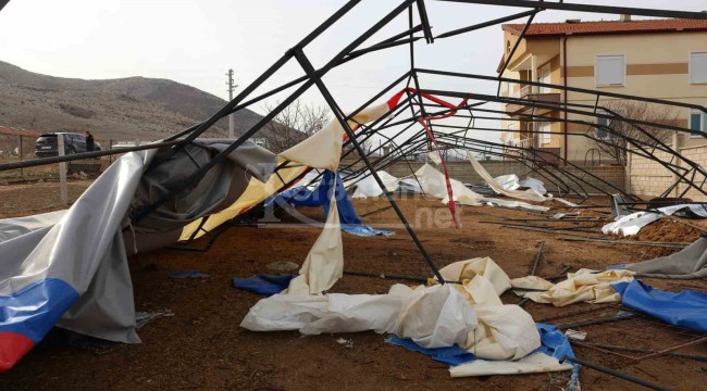 Karaman'da şiddetli rüzgar hayvan çadırlarını yıktı