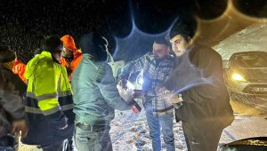 Karda mahsur kalan 2 kişi 4 saatte kurtarıldı