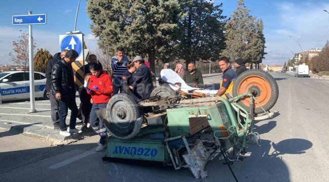 Otomobille çarpışan 3 tekerli motosiklet yol ortasına devrildi: 2 yaralı