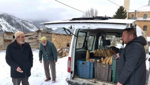 Yıllardır kilometrelerce uzaktan köylere ekmek götürüyor