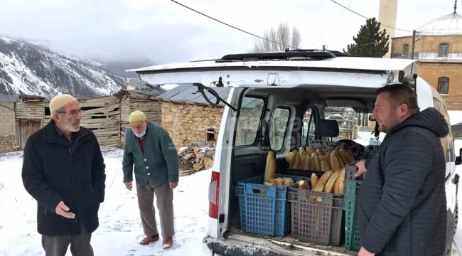 Yıllardır kilometrelerce uzaktan köylere ekmek götürüyor