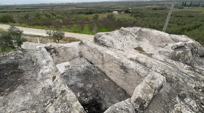 2000 yıllık kaya mezarı asitle eritmeye çalıştılar