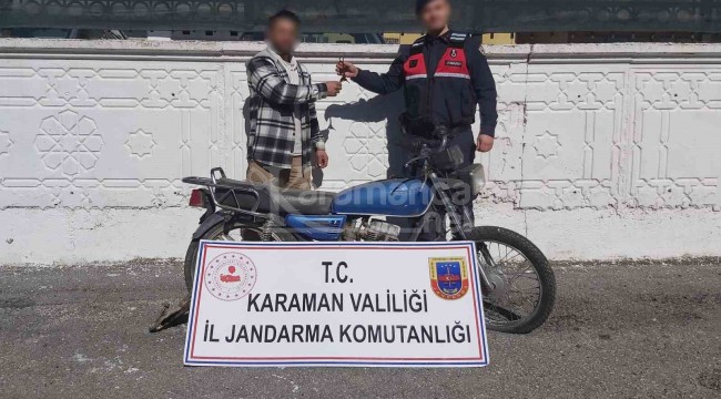 Jandarma 6 ay önce çalınan motosikleti bulup sahibine teslim etti