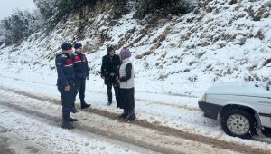 Karda mahsur kalanlara jandarma yetişti