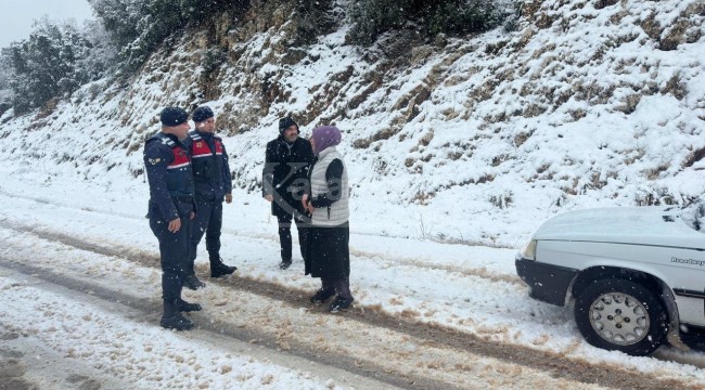 Karda mahsur kalanlara jandarma yetişti