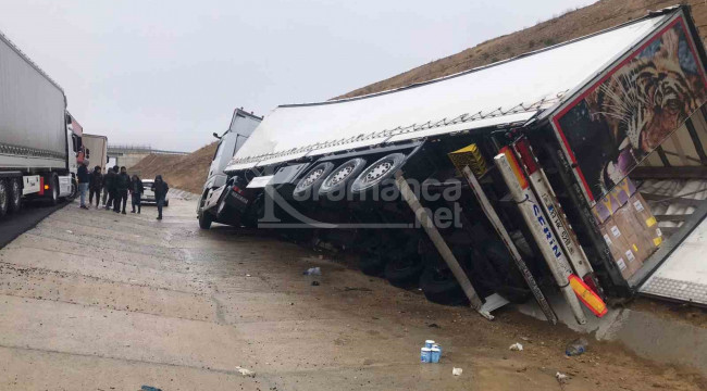 Kontrolden çıkan tır şarampole devrildi: 1 yaralı