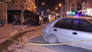 Park halindeki otomobile çarparak devrildi: 2 yaralı