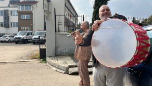 Tayini çıkan müdürün arkasından davul zurna çaldırdılar