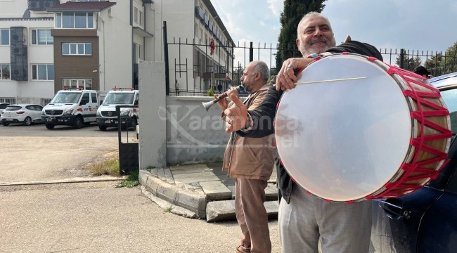 Tayini çıkan müdürün arkasından davul zurna çaldırdılar