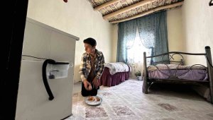 Yatak odasında üretiyor