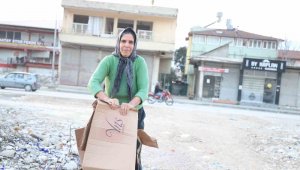 2 evladını karton toplayarak okuttu, erkeklere taş çıkartıyor