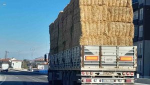 Çadırsız balya yüklü tırın tehlikeli yolculuğu