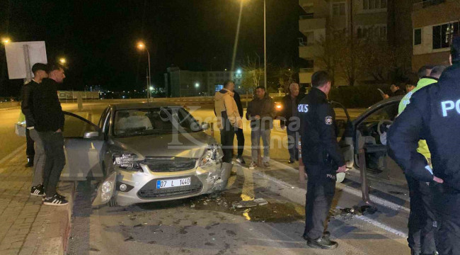 Karaman'da 2 otomobil kafa kafaya çarpıştı: 2 yaralı