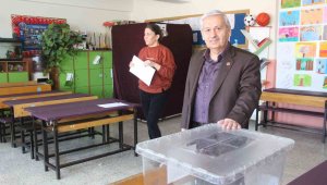 Karaman'da okullara sandık ve oy kullanma kabinleri yerleştirildi